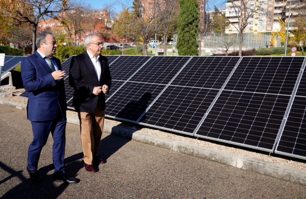 sistema solar montado no solo comercial