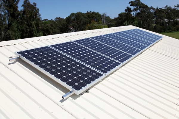 Estrutura de montagem solar em telhado de zinco