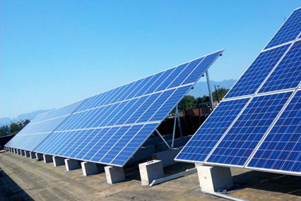 Tipos de sistemas fotovoltaicos terrestres com diferentes fundações