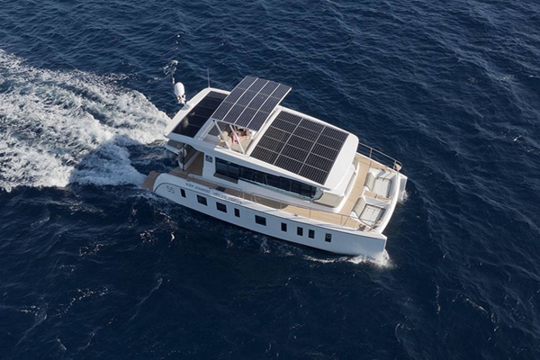 Navegue com estilo: as vantagens dos iates solares para aventureiros com consciência ecológica