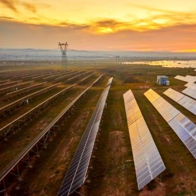 A indústria solar do Paquistão cresce fortemente apoiada por painéis solares e sistemas de montagem